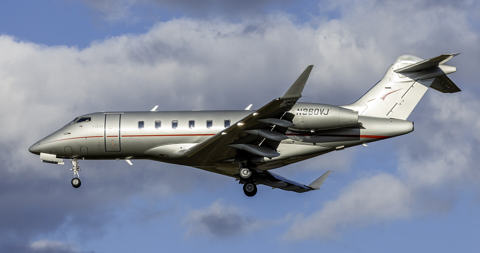 Bombardier Challenger 350 super-midsize business jet landing
