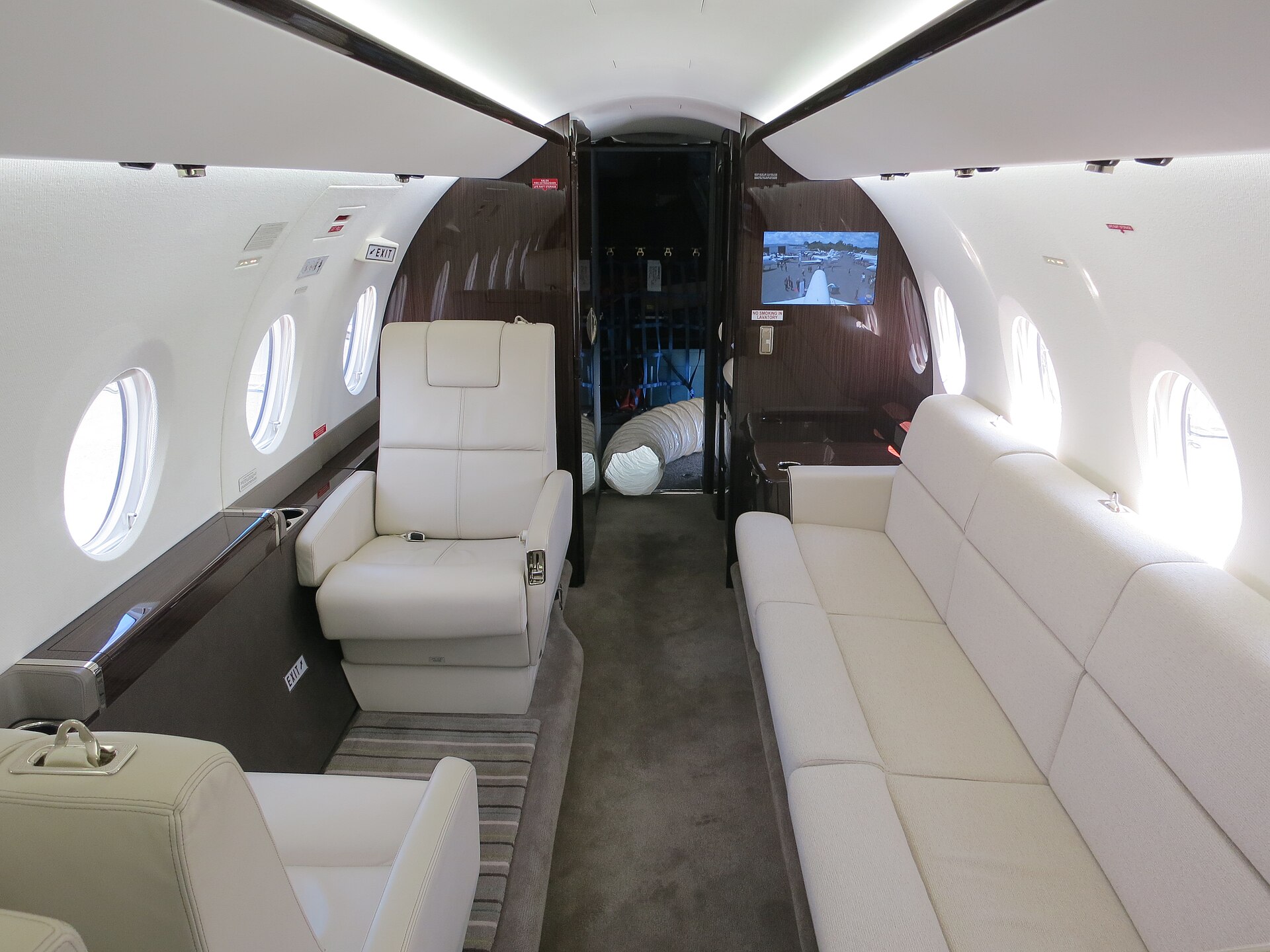 Gulfstream G280 super-midsize jet cabin interior with divan seating