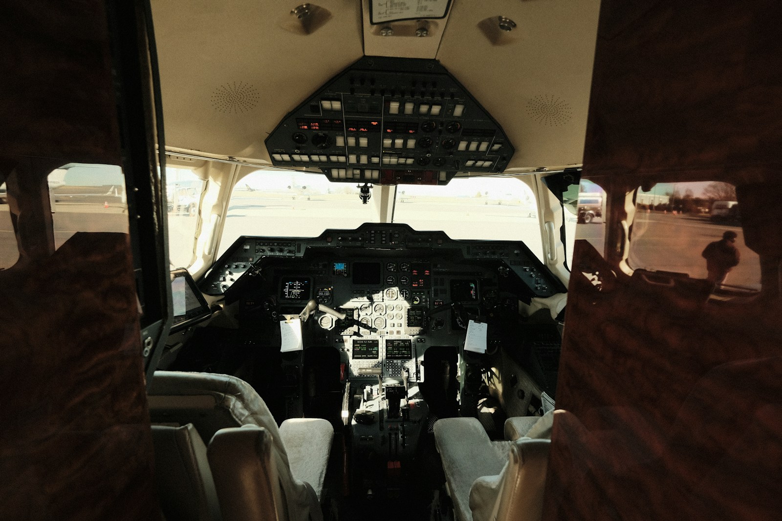 Cockpit instrument panel of a private jet